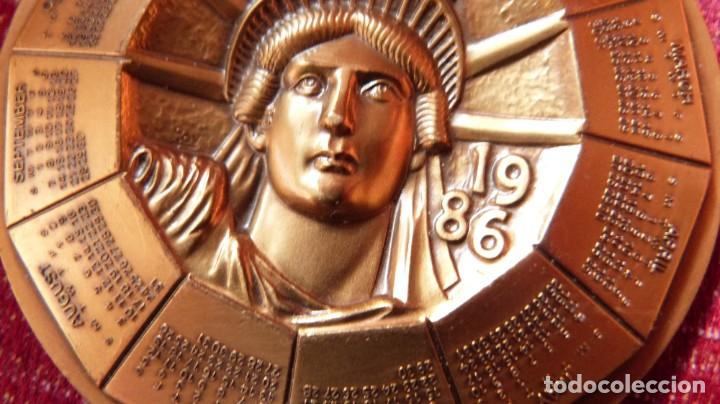 Coleccionismo calendarios: BELLO MEDALLON, CALENDARIO BRONCE 1986,MEDALLIC ART CO.DAMBURY CT. 75X10 MM. 295 GRM