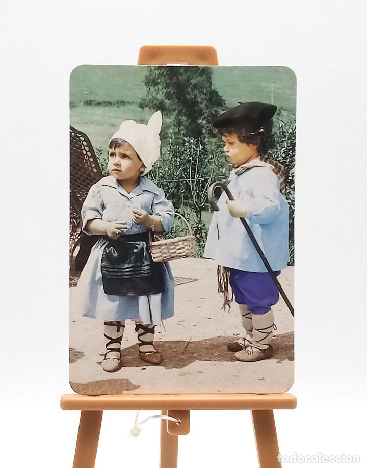 Sammeln von Kalendern: Calendario de bolsillo - 2002 - Ni&ntilde;os - Trajes T&iacute;picos - Serie 94015