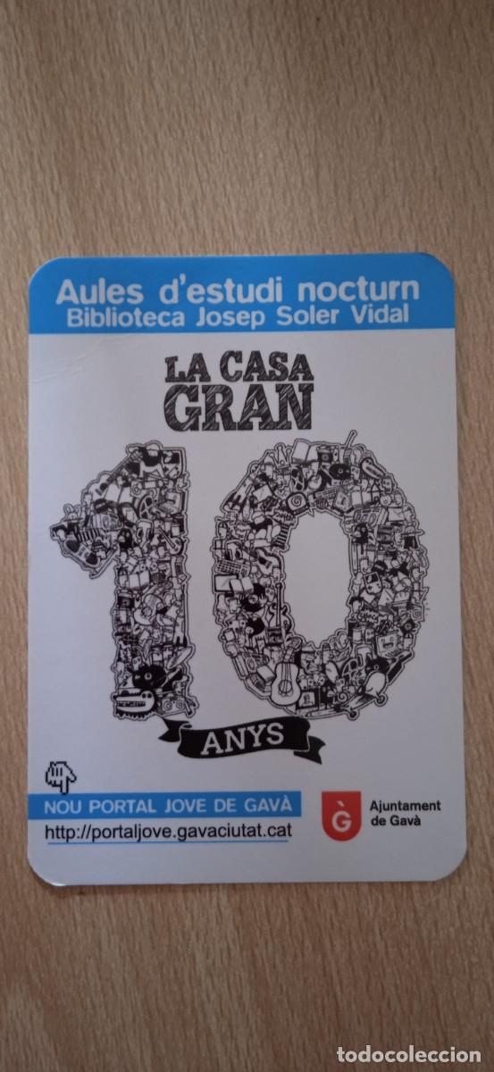 Coleccionismo Calendarios: Calendario bolsillo: AULES D'ESTUDI NOCTURN, LA GRAN CASA 10 ANYS. AJUNTAMENT GAVA (2014)