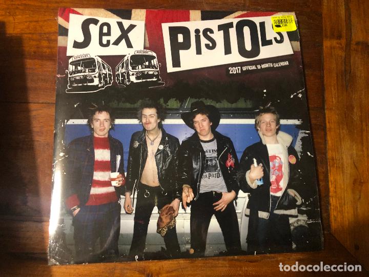 Coleccionismo calendarios: SEX PISTOLS 2017 OFFICIAL 18 MONTH CALENDAR, PRECINTADO SIN USO