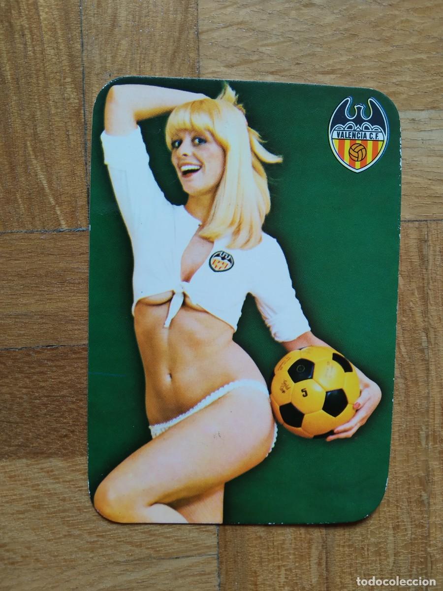Coleccionismo calendarios: CALENDARIO SERIADO DEL FUTBOL. CHICA CON ESCUDO DEL VALENCIA C.F A&Ntilde;O 1977 VER FOTOS