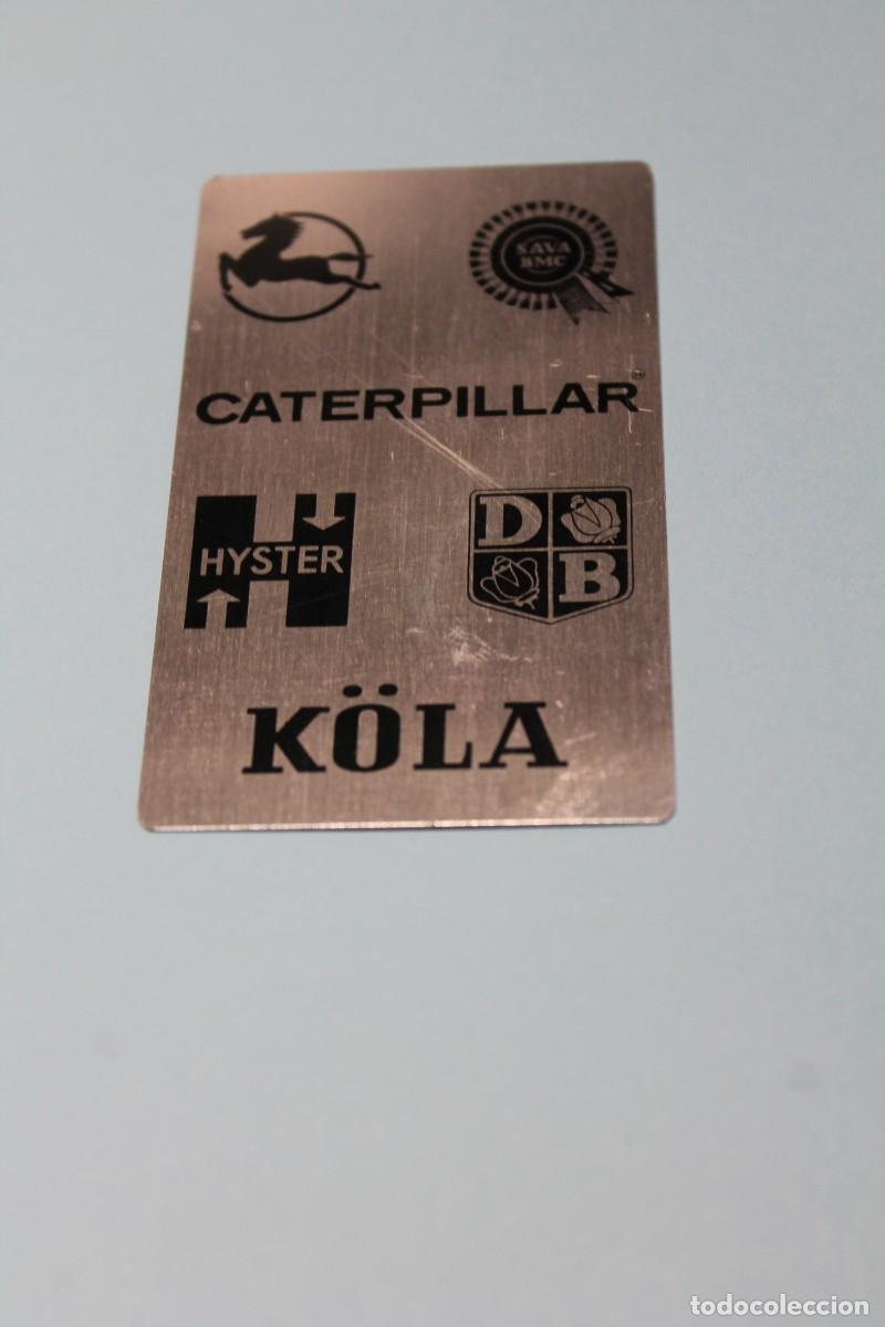 Coleccionismo Calendarios: CALENDARIO DE BOLSILLO DE CHAPA. A&Ntilde;O 1965. FINANZAUTO. CATERPILLAR. KOLA. HYSTER. PEGASO. METAL.