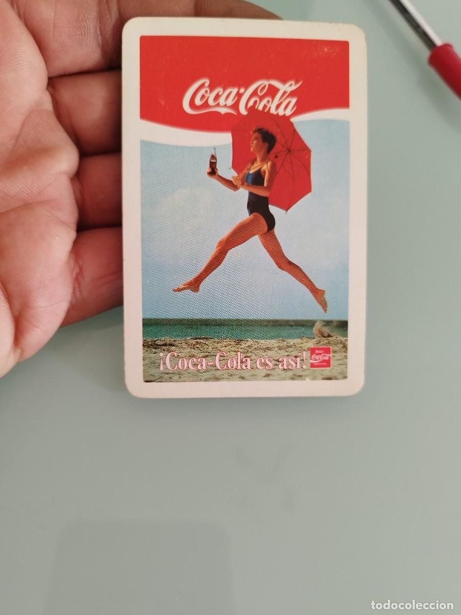 Coleccionismo calendarios: Antiguo calendario de bolsillo fournier, publicidad coca-cola. Playa, chica en ba&ntilde;ador con paraguas.