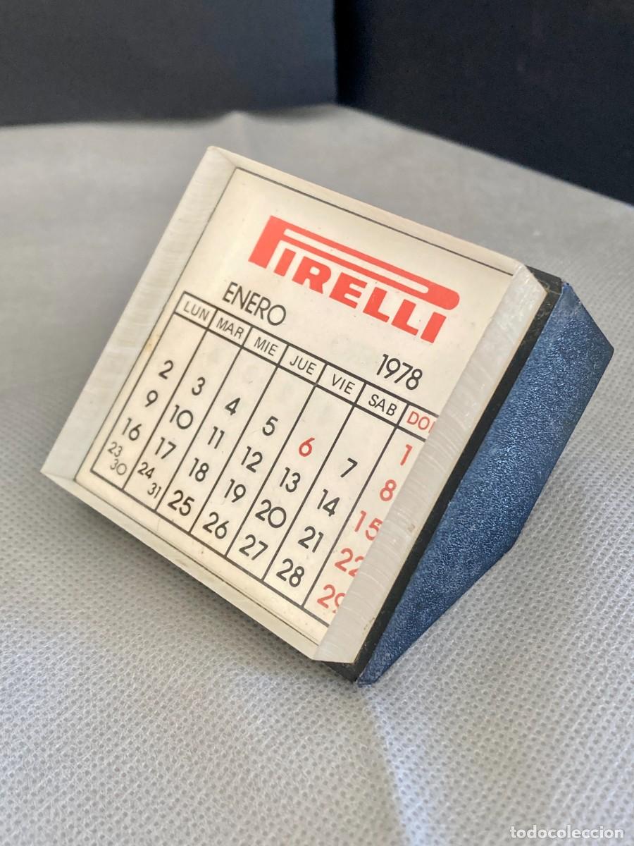 Coleccionismo Calendarios: Calendario de sobremesa de pl&aacute;stico / hojas de papel. Publicidad de Pirelli, a&ntilde;os 1978 y 1979.