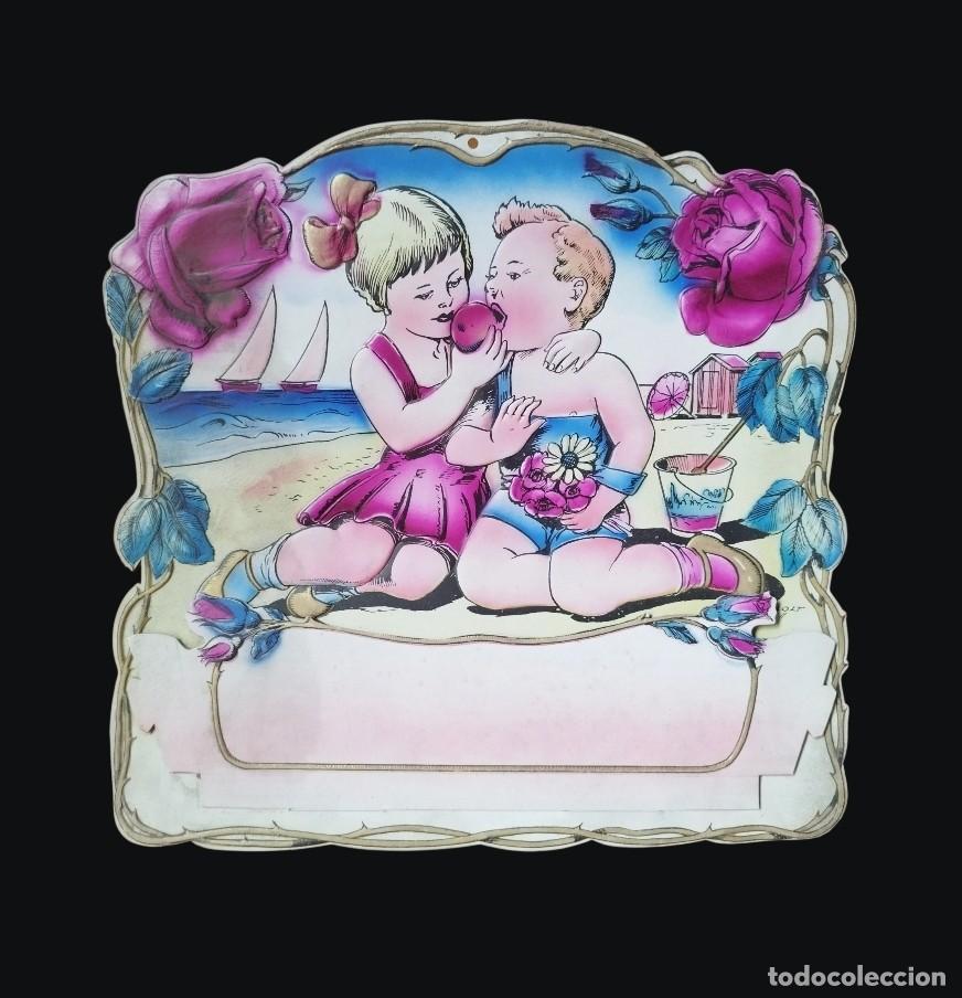 Coleccionismo Calendarios: Cartel antiguo soporte calendario troquelado relieve. Escena Infantil de Verano