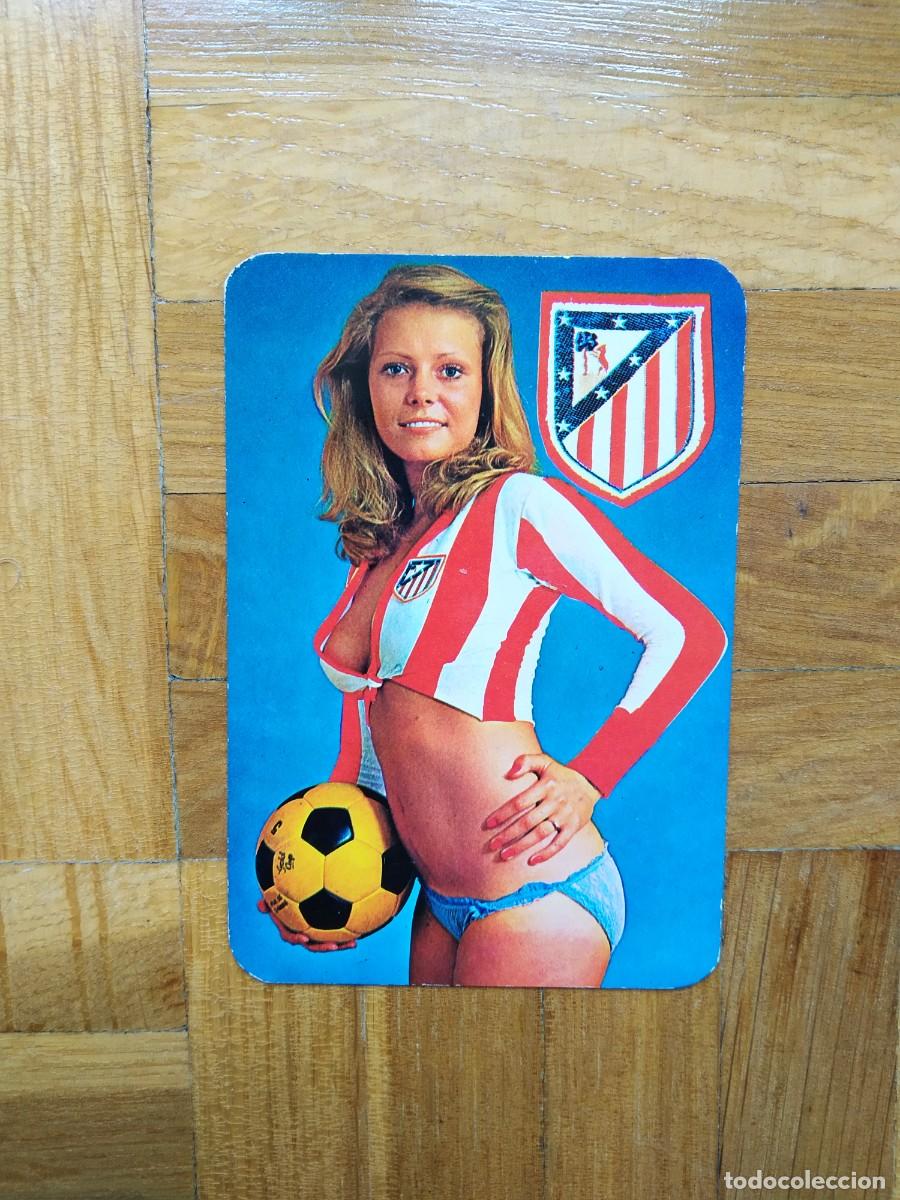 Collezionismo Calendari: CALENDARIO DE FUTBOL CHICA CON CAMISETA Y ESCUDO DEL ATLETICO MADRID A&Ntilde;O 1977 VER FOTOS