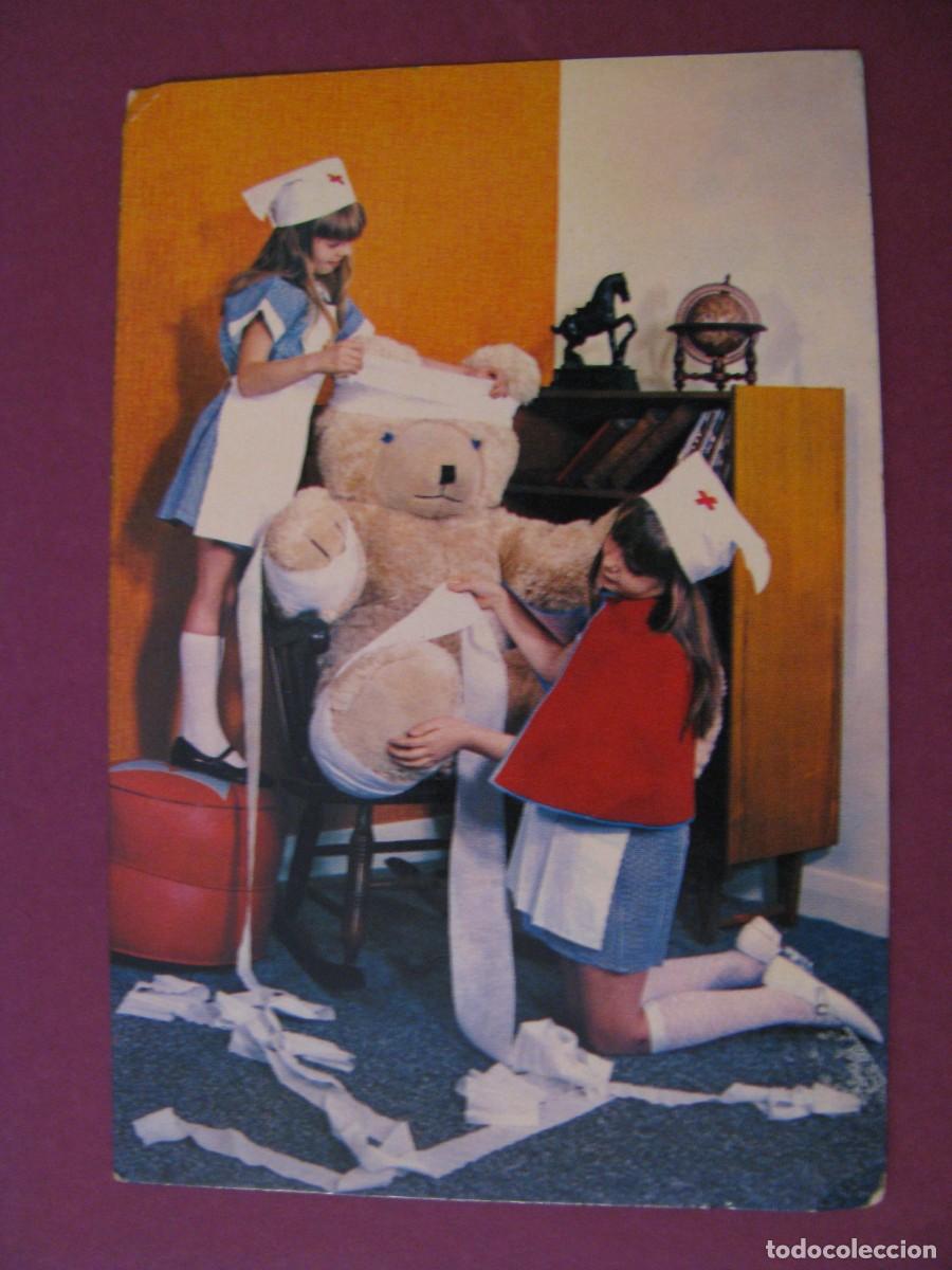 Coleccionismo Calendarios: CALENDARIO DE BOLSILLO A&Ntilde;O 1972. NI&Ntilde;AS JUGANDO A MEDICOS. PUBL. POLLERIA HUEVERIA ANTO&Ntilde;ITA, MALAGA
