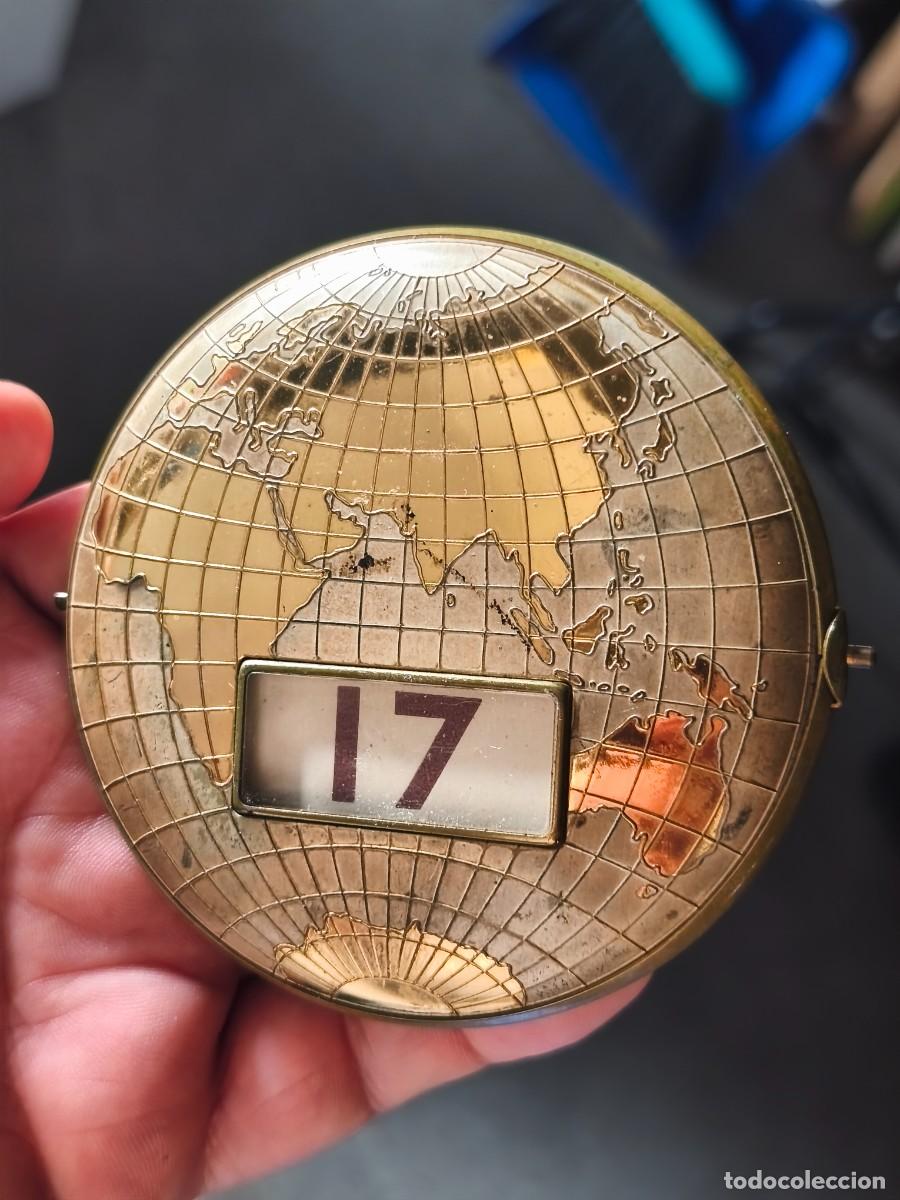 Coleccionismo calendarios: calendario perpetuo . Mid century . con forma de globo terr&aacute;queo en lat&oacute;n labrado