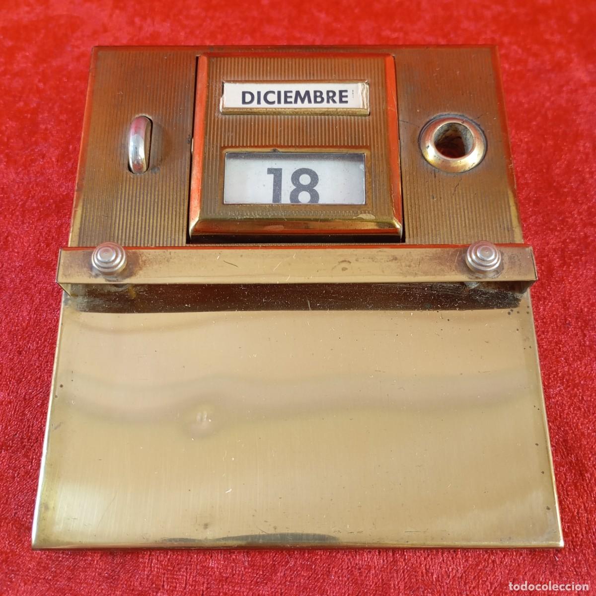 Coleccionismo calendarios: ANTIGUO CALENDARIO PERPUTO DE MESA - DE METAL DORADO - VENTANAS MECANICAS - 14 X 12 X 5 CM