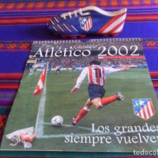 Coleccionismo deportivo: CALENDARIO DE PARED ATLETICO DE MADRID 2002 Y ESTUCHE CON FORMA DE BOTA DE FÚTOL. RAROS.. Lote 267345544