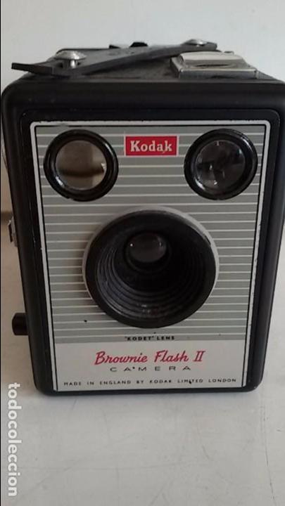 Cámara de fotos: Camara Kodak Brownie Flash II. Gran Bretaña.1957-1960. Con contactos para flash.Usa pelicula de 620 - Foto 1 - 104039303