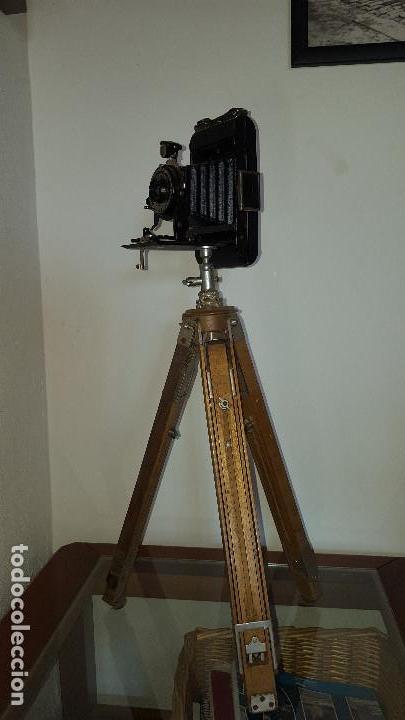 C&aacute;mara de fotos: Tr&iacute;pode antiguo GCA + Folding Brownie Six-20 - Foto 1