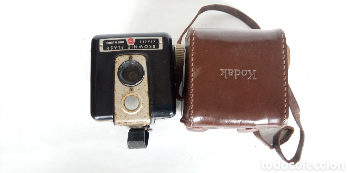 Vieux Kodak Brownie Flash : L'appareil Photo Vintage Avec Son Sac En Cuir Marron D'époque