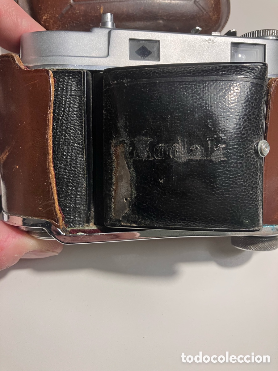 C&aacute;mara de fotos: Esta c&aacute;mara es una Kodak Retina, probablemente un modelo IIc o IIIc, valorada por coleccionistas.