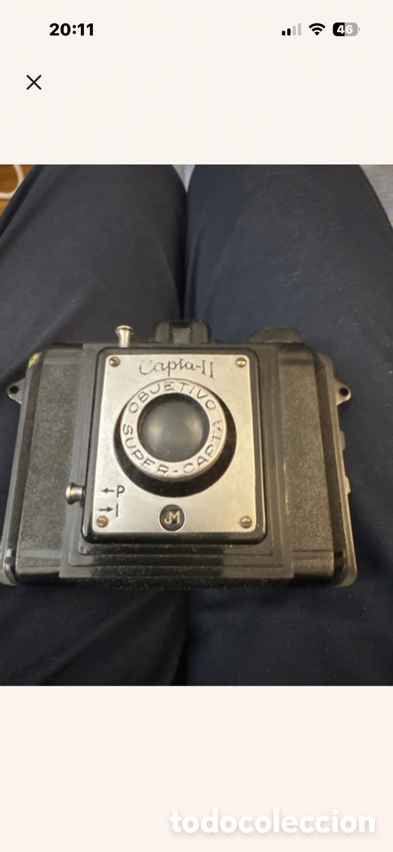 C&aacute;mara de fotos: La c&aacute;mara: una CAPTA II (Espa&ntilde;a, a&ntilde;os 40&ndash;50) con funda de cuero original
