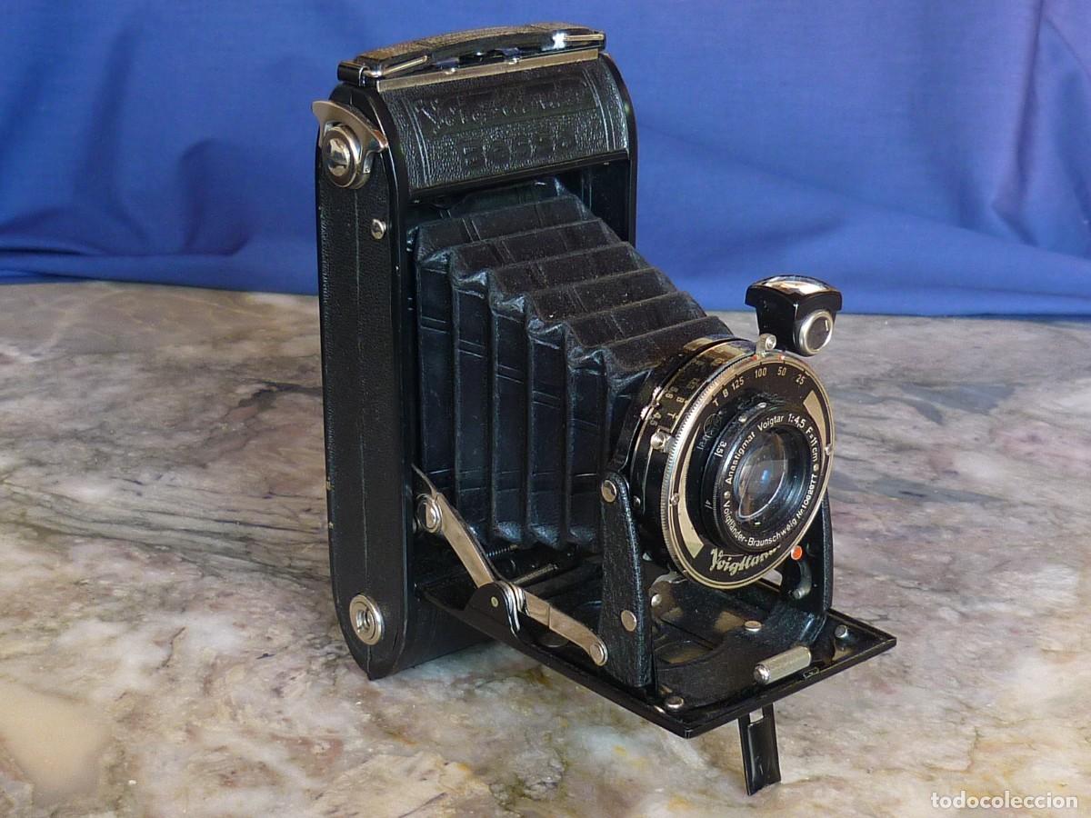 C&aacute;mara de fotos: Antigua C&aacute;mara de Fuelle Plegable Voigtlander Bessa Circa 1935.