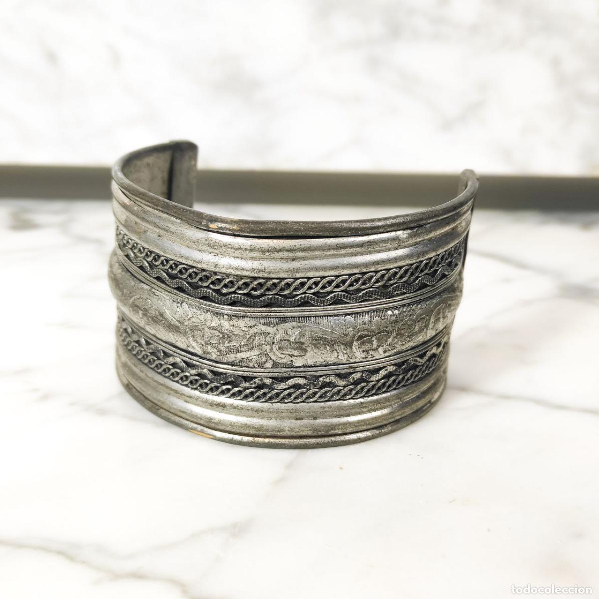 Photo camera: Brazalete de India de lat&oacute;n ba&ntilde;ado en plata de los a&ntilde;os 1960