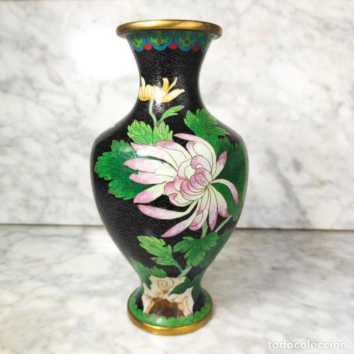 Photo camera: Jarr&oacute;n chino de cloisonne peon&iacute;as c.1970 &ndash; 21cm