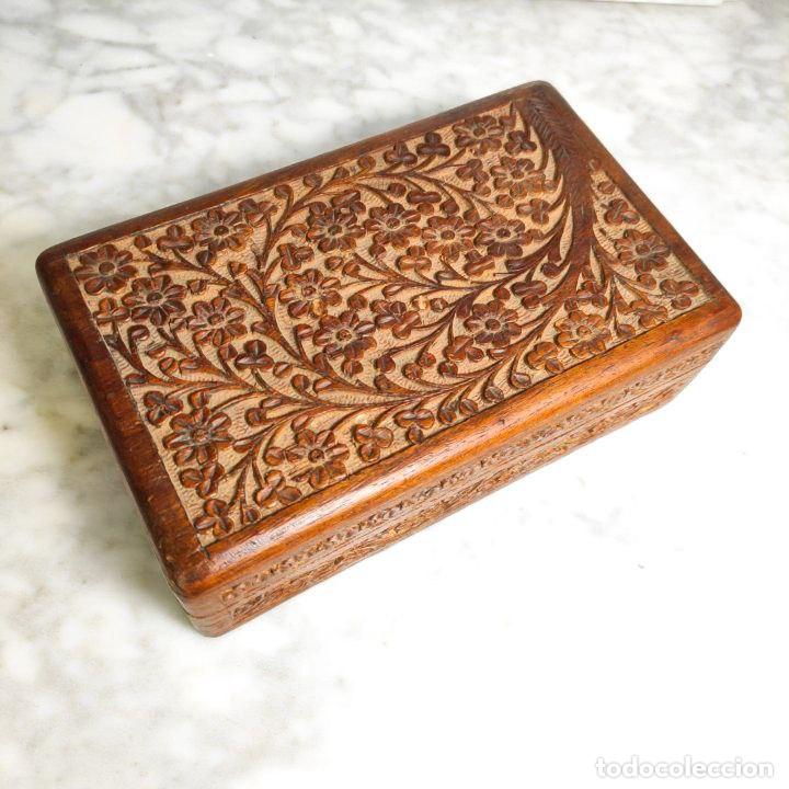 Photo camera: Caja de Madera con decoraci&oacute;n tallada en relieve Mitad s.XX