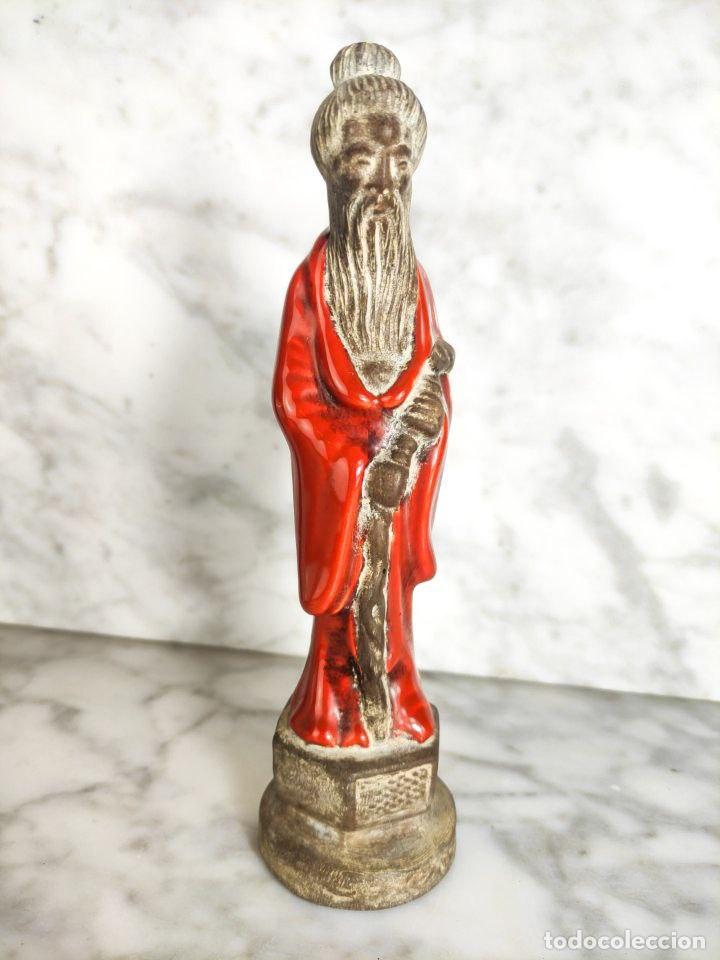 Photo camera: Figura China de Terracota de Anciano, de la region de Shiwan, China c.1900