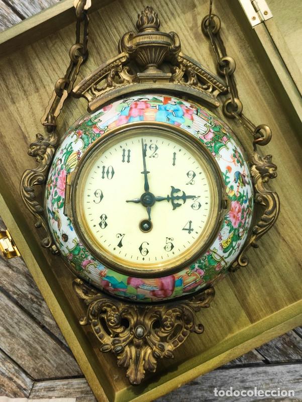 Photo camera: Reloj Franc&eacute;s de bronce hecho con cuenco de porcelana china Famille rose, rose medallion, Periodo To