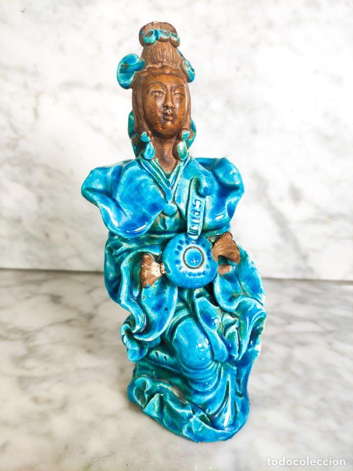 Photo camera: Figura China de Mujer de Terracota de Shiwan c.1890 con instrumento