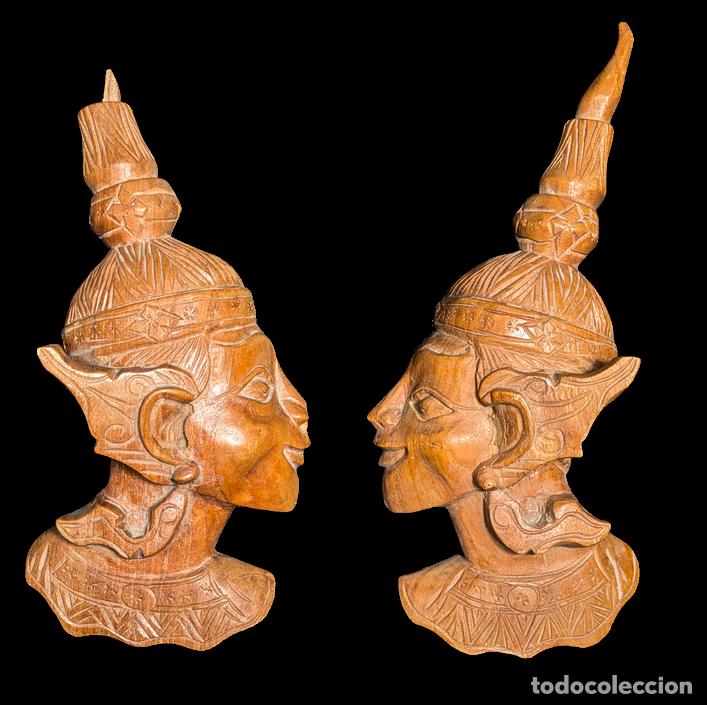 Photo camera: Dos m&aacute;scaras de madera Hindis de una divinidad, Tailandia c.1950