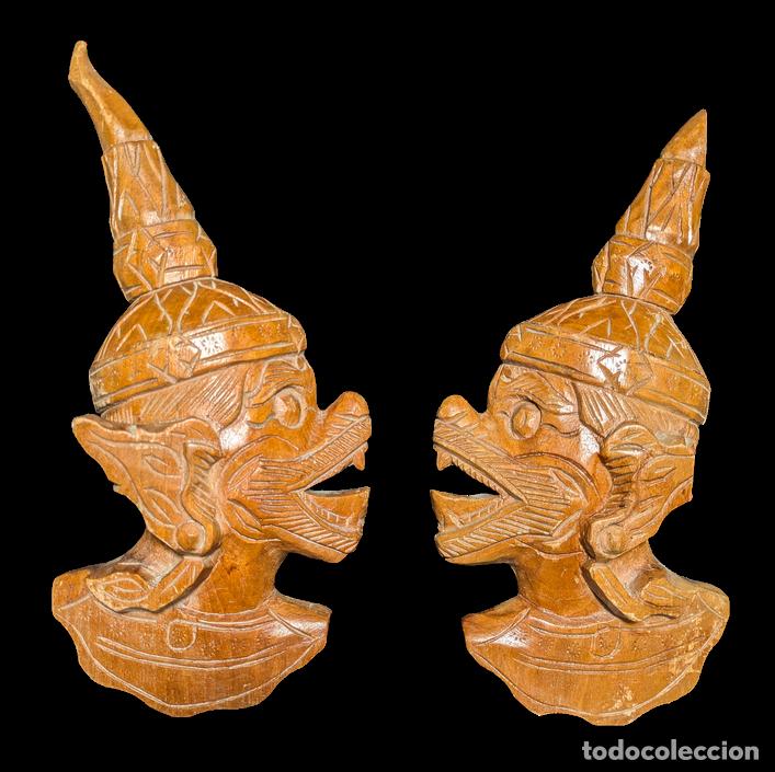 Photo camera: Dos m&aacute;scaras de madera Hindis del dios Ramakien, Tailandia c.1950
