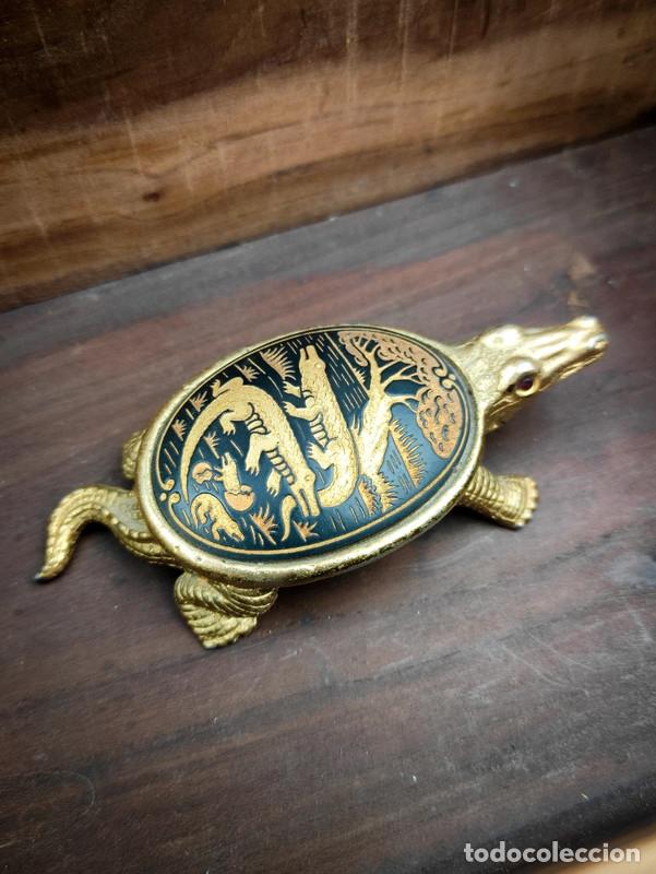 C&aacute;mara de fotos: Pastillero Damasquinado en forma de Cocodrilo de Toledo, Espa&ntilde;a