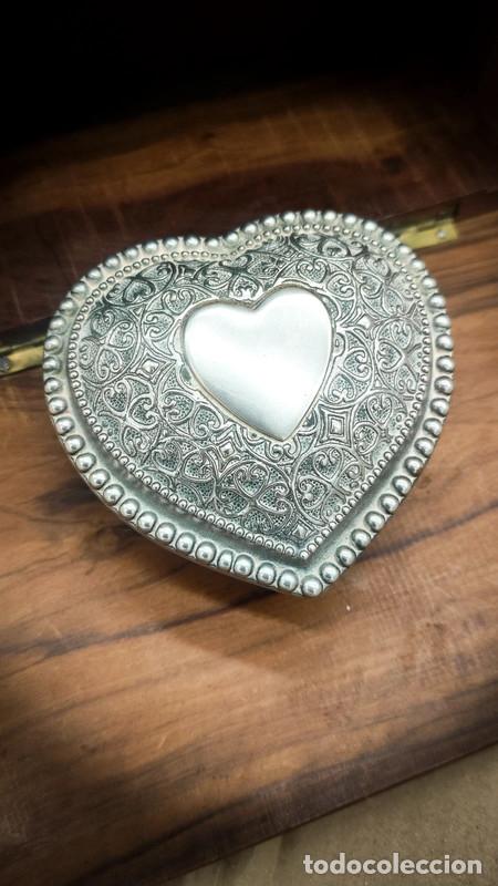 C&aacute;mara de fotos: Antiguo Joyero en forma de coraz&oacute;n ba&ntilde;ado en plata