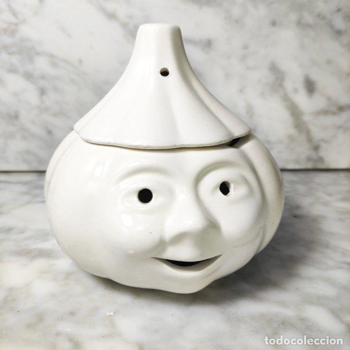 C&aacute;mara de fotos: Smiling Garlic Pot de Francia, 1980