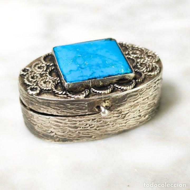 C&aacute;mara de fotos: Cajita de plata con turquesa cuadrada encima 22g