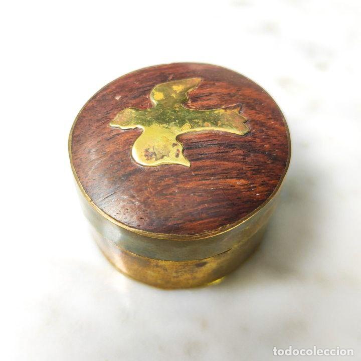 C&aacute;mara de fotos: Caja pastillero de madera y bronce con decoraci&oacute;n de p&aacute;jaro