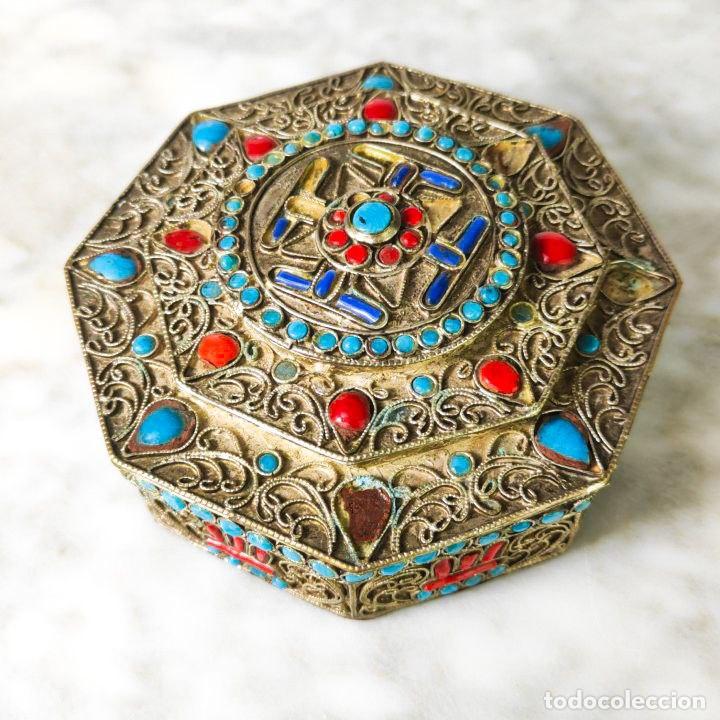 C&aacute;mara de fotos: Caja Tibetana con Filigrana y perlas de Vidrio Octogonal c.1950
