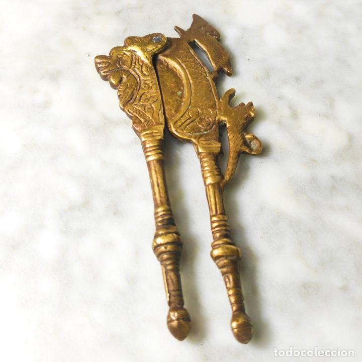 C&aacute;mara de fotos: Pinza para Nuez de Areca o de Betel, bronce, Indonesia s.XIX