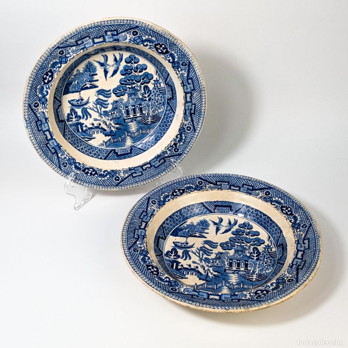 C&aacute;mara de fotos: Pareja de Platos antiguos de loza Inglesa de finales del s.XIX con el patr&oacute;n Blue Willow
