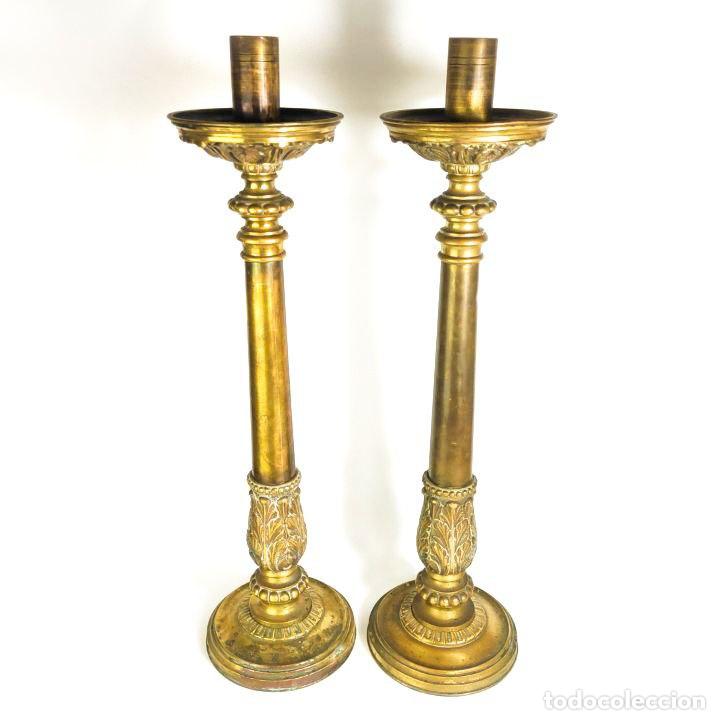 Fotokamera: Pareja de Candeleros de Bronce estilo Neocl&aacute;sico s.XIX