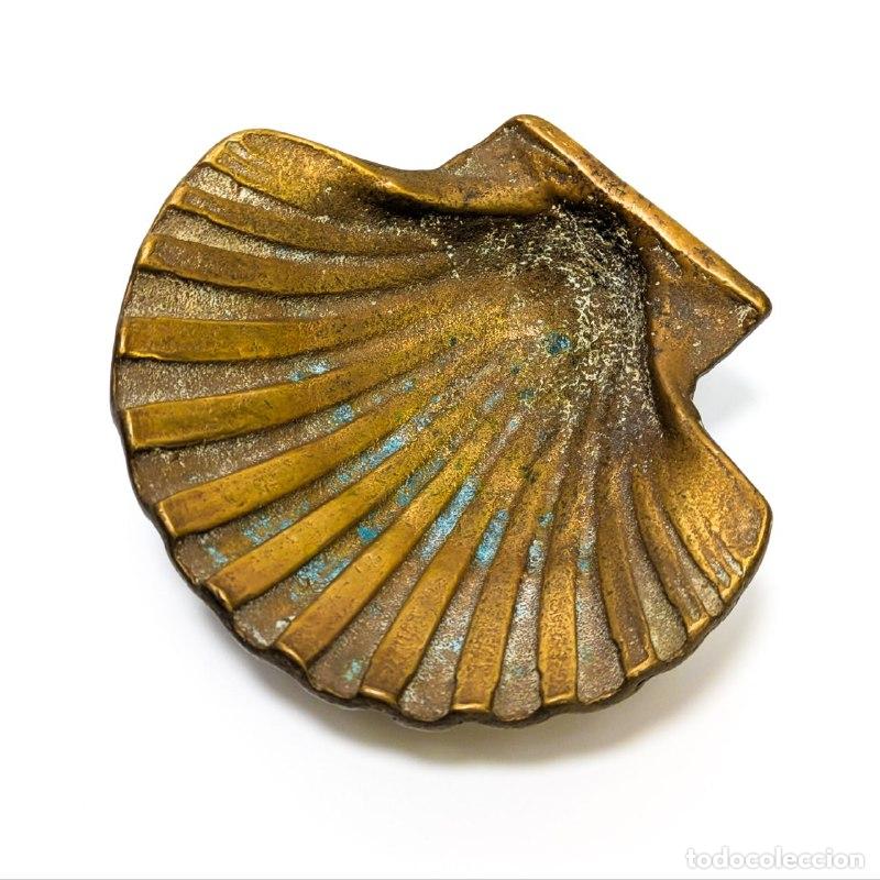 Fotokamera: Vaciabolsillos o jabonera en forma de concha de bronce c.1950