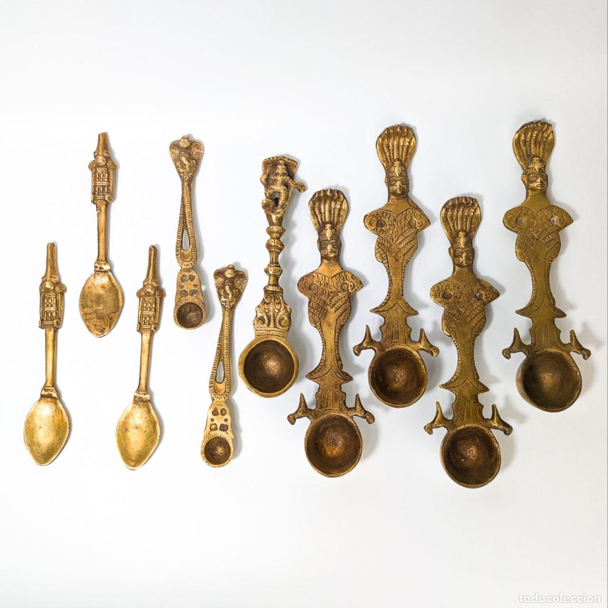 Fotokamera: Cucharas para ritual hawan de bronce, India finales s.XIX