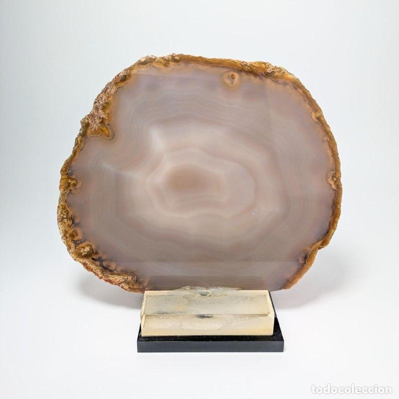 Fotokamera: L&aacute;mina de Mineral de &Aacute;gata sobre peana