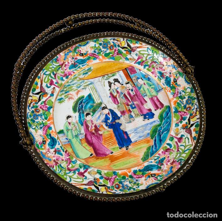 C&aacute;mara de fotos: Plato Famille Rose Canton&eacute;s con bronce franc&eacute;s, China, Periodo Daoguang (1820-1850)