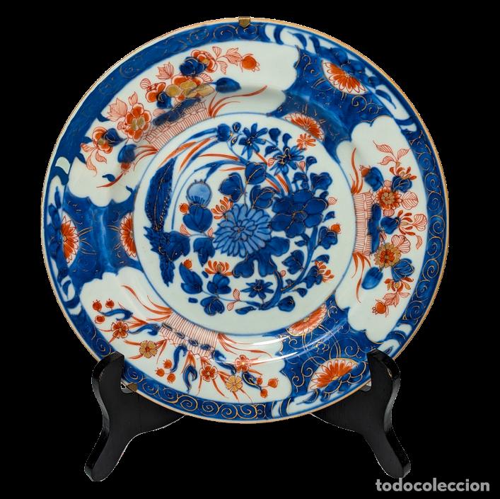 Photo camera: Plato Imari, China, Dinast&iacute;a Qing, Periodo Kangxi (1662-1722)