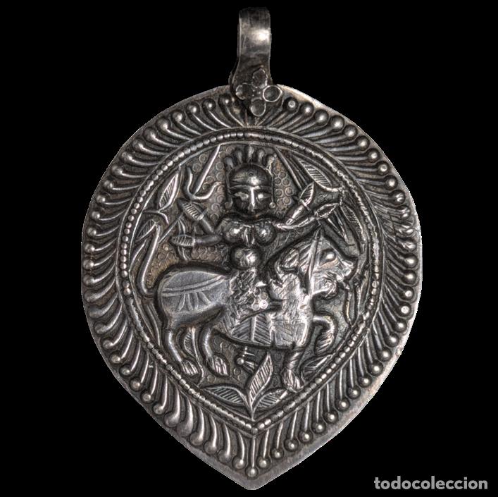 C&acirc;maras de fotos: Colgante Amuleto Hind&uacute; Diosa Durga, Rajasthan, India c.1900