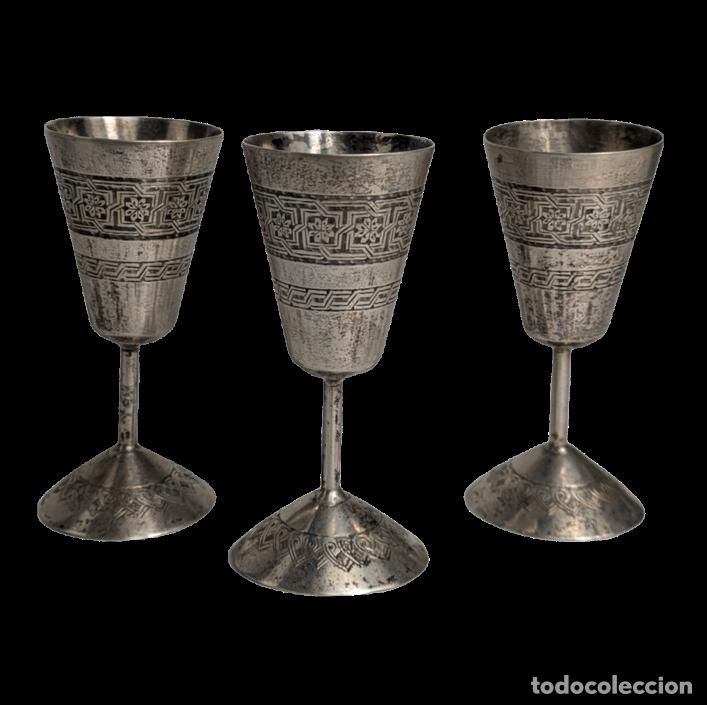 C&acirc;maras de fotos: Copas de Licor de Plata Persa Ghalam Zani Dinast&iacute;a Pahlavi (1940-1960)