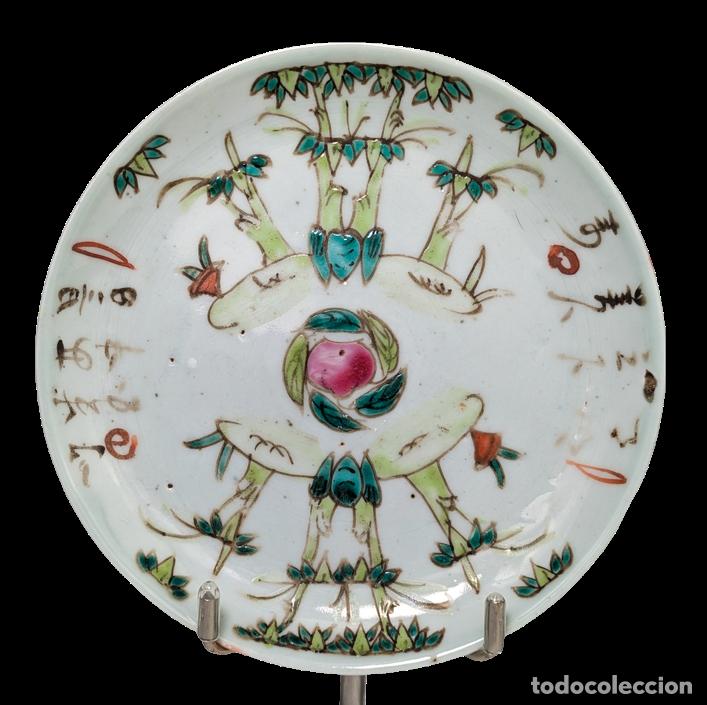 C&aacute;mara de fotos: Platito Famille Rose Canton&eacute;s, China, Periodo Tongzhi (1861-1875)