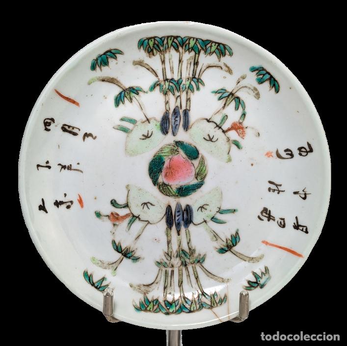 C&aacute;mara de fotos: Platito Famille Rose Canton&eacute;s, China, Periodo Tongzhi (1861-1875)