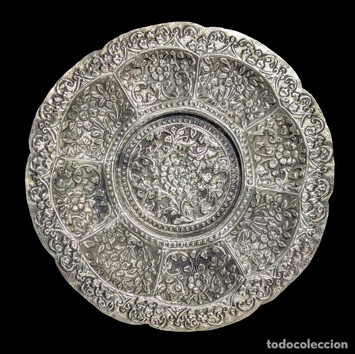 C&acirc;maras de fotos: Plato de plata Colonial India Kutch repujada c.1900