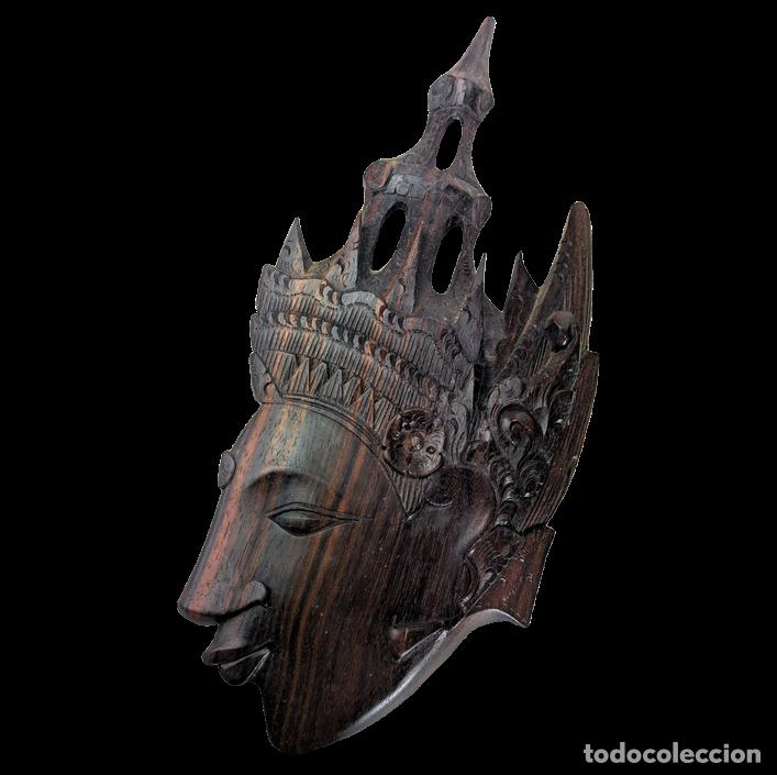C&aacute;mara de fotos: M&aacute;scara aplique de madera de Bali personaje mitol&oacute;gico c.1950