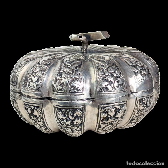 C&aacute;mara de fotos: Caja de plata para nuez de bet&eacute;l, Camboya c.1900