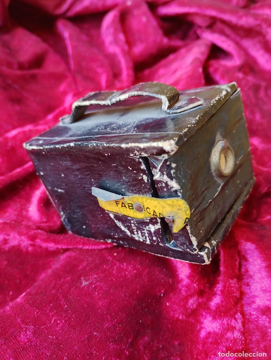 C&aacute;mara de fotos: C&aacute;mara fotogr&aacute;fica de juguete (tipo Kodak, Voigtllander o similar) que -c&oacute;mo en la versi&oacute;n de kiosko